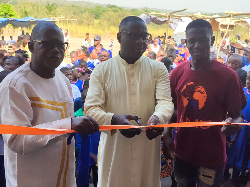 Festa per l'inaugurazione della scuola di Serekolia (Sierra Leone)