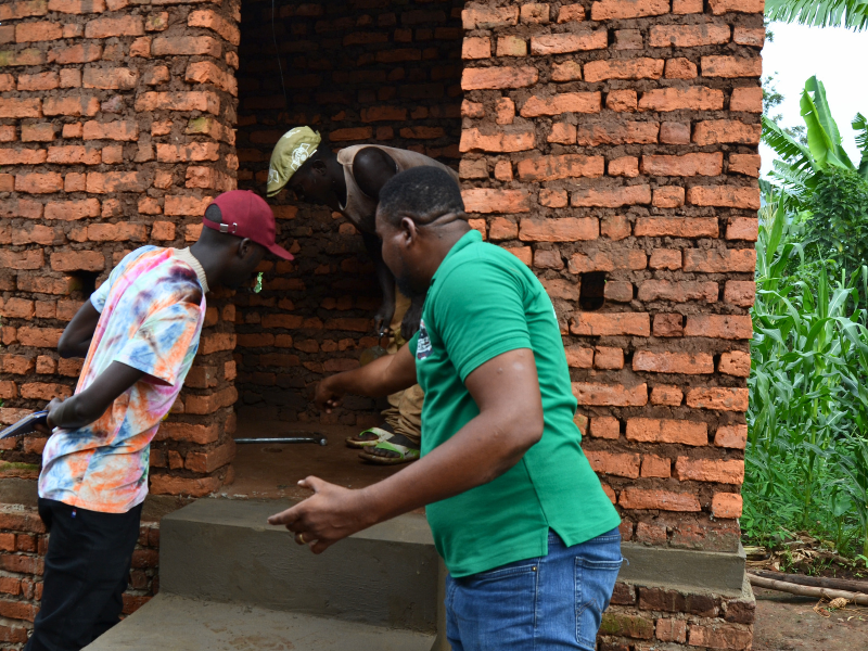 La costruzione di un totale di 35 latrine ecologiche nella provincia di Cibitoke (Burundi)